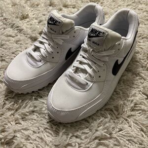 Nike Women’s Air Max White and Black Athletic Shoes Size 8.5